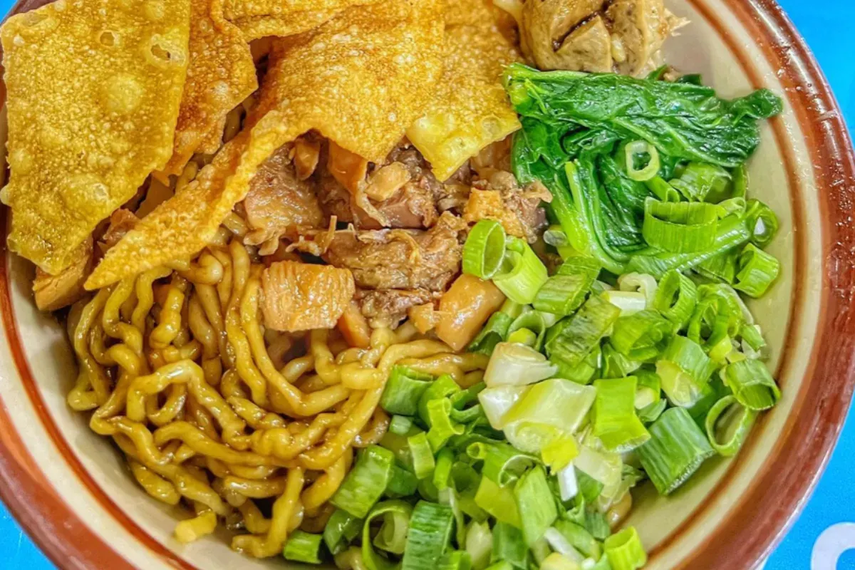 Mie Ayam Mas Kucir: Nikmati Kelezatan Klasik di Jantung Cilacap